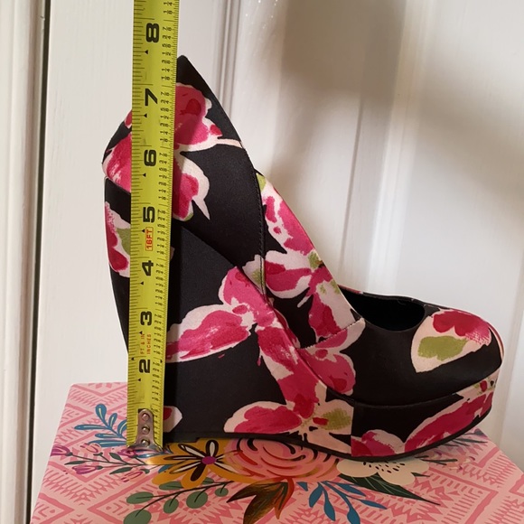 🎓$10/CollegeBlowoutSale!📚-Regularly$15
Elle- satin butterfly wedges - Picture 6 of 9